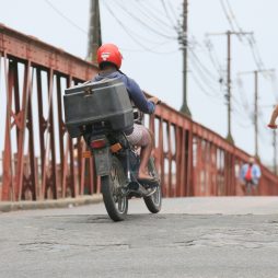Alto índice de motociclistas que avançam sinal vermelho em Campos é pesquisado pelo IMTT
