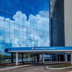 Aposentados e pensionistas começam a receber antecipação do 13º