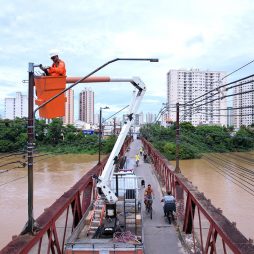 Iluminação da Ponte João Barcelos Martins recebe manutenção