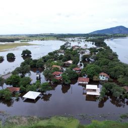 Família fica desabrigada após barranco ceder em Lagoa de Cima; casas estão isoladas em Conceição do Imbé