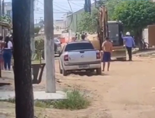 Perfuração em tubulação durante obra em rua causa vazamento ...