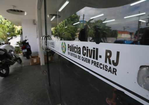 Travesti é presa por invadir casa e atacar homem com faca, em Campos