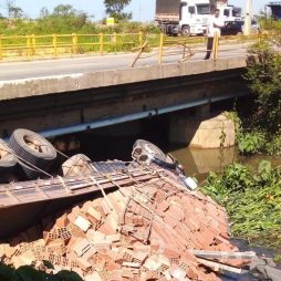 Caminhão carregado com tijolos tomba em ponte da Baixada Campista