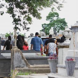 Idosa campista morta pelo filho na Barra da Tijuca, Rio de Janeiro, é sepultada no Cemitério do Caju