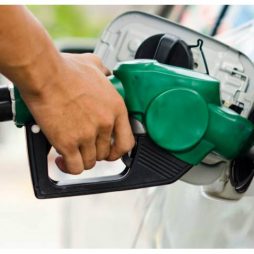 Dia Livre de Impostos: gasolina a R$ 3,99 em posto de Campos, em iniciativa da CDL Jovem