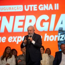 Lula anuncia gás de cozinha gratuito para 17 milhões de famílias