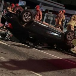 Carro bate em poste e capota na madrugada deste sábado no Turf Club