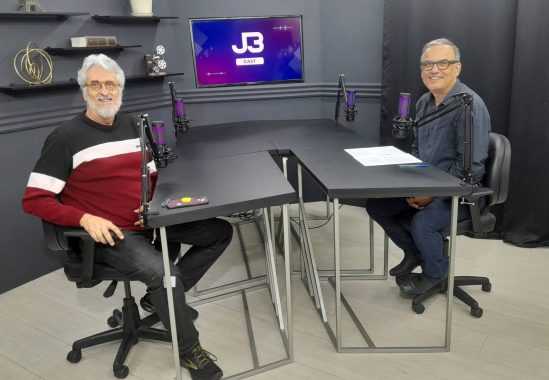 J3Cast celebra dois anos e 100 programas e traz Leonardo Vasconcelos, primeiro entrevistado