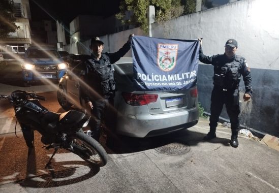 PM recupera carro roubado e apreende moto com chassi adulterado em área de mata na Baixada Campista