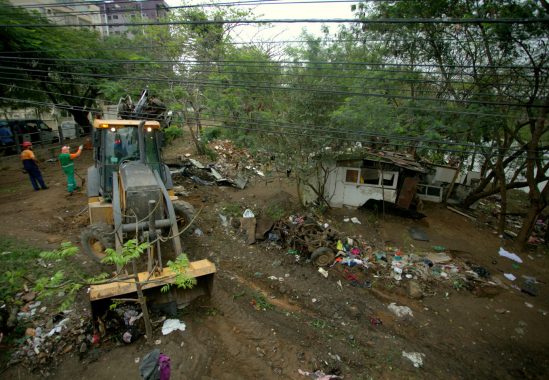 Prefeitura inicia ação para recuperar área ocupada sob ponte da Lapa, em Campos
